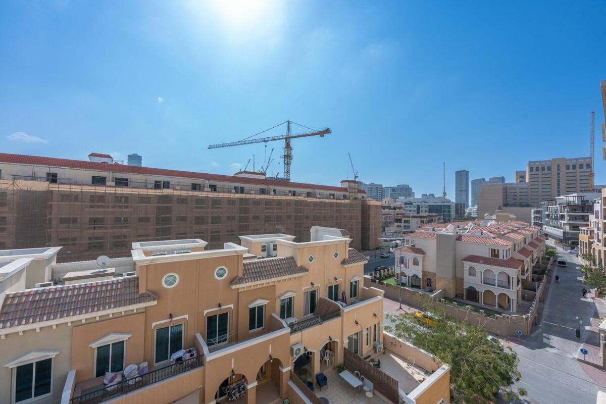 Homey Stylish Studio Perfect For 4 In Jvc Apartment